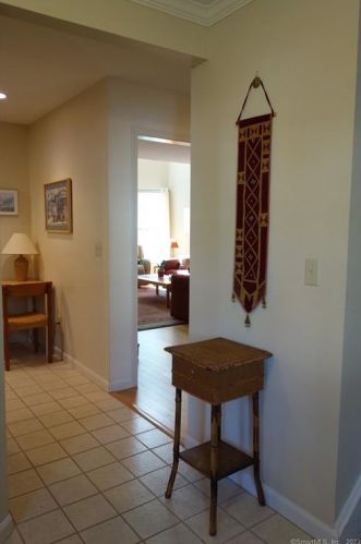 409 Pitkin Holw, Bridgeport, CT 06611-5611