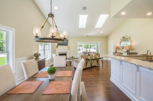 31 Albert St, Auburn, MA 01501-1303