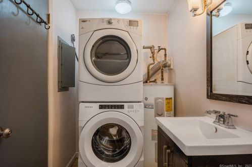 309 Vauxhall St, United States Coast Guard Ac CT  06320-3837 exterior