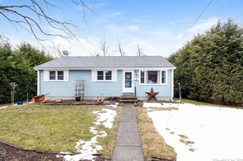 32 Fairmount St, Putnam, CT 06260-1004