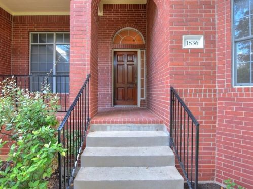1836 Chasewood Dr, Austin TX  78727-6364 exterior