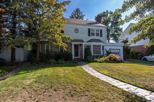 58 Greystone Rd, Rockville Centre, NY 11570-4513