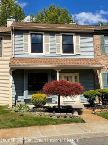 14 Interlaken Ct, East Freehold, NJ 07728-3919
