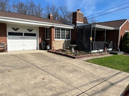 3049 Fairway Dr, New Kensington, PA 15068-3416