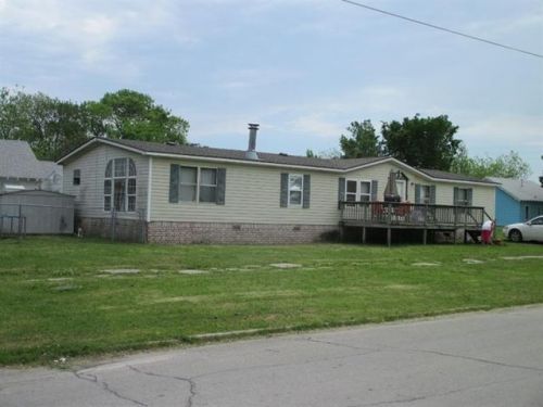 401 Maple St, Angola, KS 67337-4812