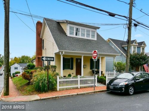 2 Ayr St, Leesburg, VA 20176-2608