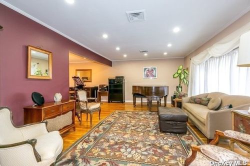 11 Tain Dr, Great Neck, NY 11021-4422