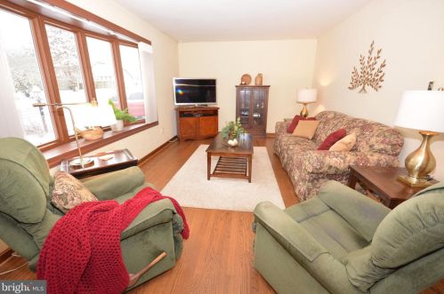 10 Cedar Ave, Brownstown, PA 17508-5056