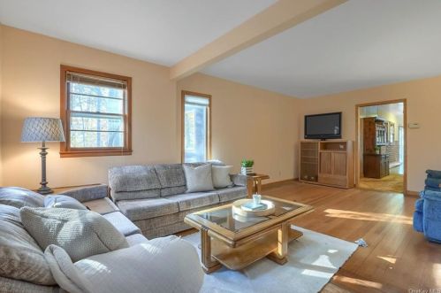 2993 Lexington Ave, Mohegan Lake, NY 10547-1836