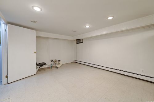 18 Reed Ln, Westbury NY  11590-1943 exterior