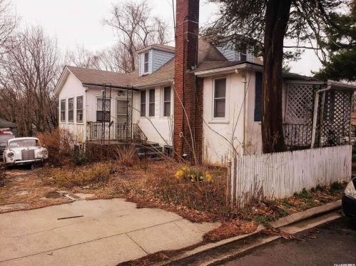 45 13th St, Matinecock, NY 11560-1515