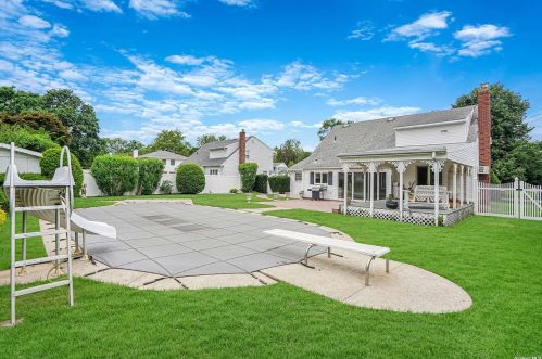 10 Cliftwood Pl, San Remo NY  11754-4011 exterior