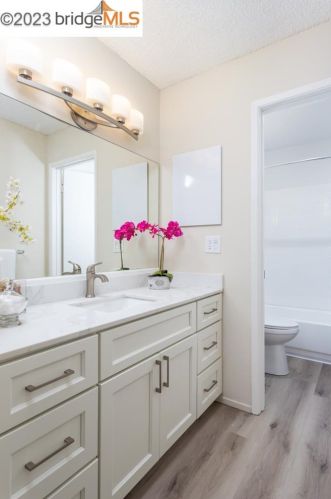 3 Commodore Dr, Oakland CA  94608-1612 exterior