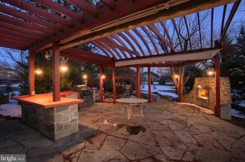 6411 Devonshire Hts Rd, Harrisburg PA 17111-4818 exterior