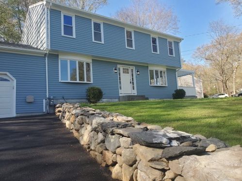 11 Gray Dr, North Kingstown, RI 02852-3809
