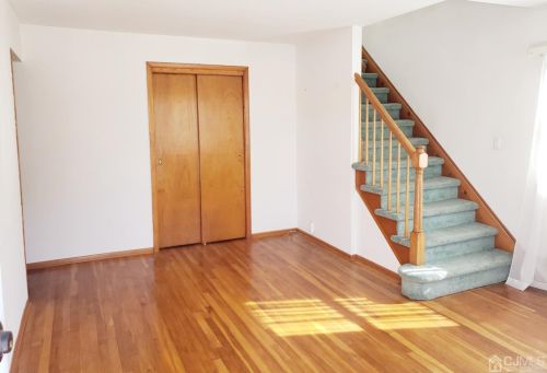 124 Harriot St, Woodbridge, NJ 07095-3316
