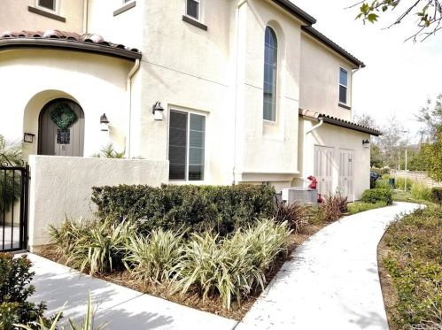 28758 Calle De La Paz Dr, Santa Clarita, CA 91354-3006