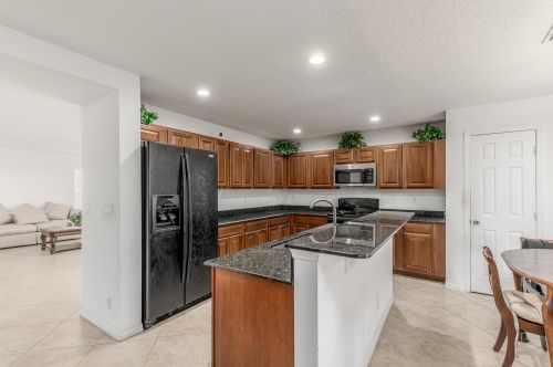 166 Glenwood Dr, Fort Pierce, FL 34984-5025