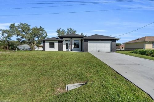 3006 11th St, Lehigh Acres, FL 33976-2529