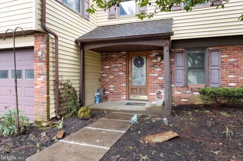 246 Chapel Dr, Southampton, PA 18966-1631