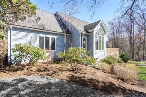 26 Fieldstone Ln, Natick MA 01760-5560 exterior