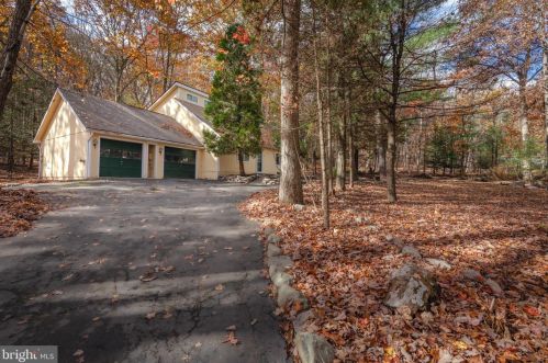 129 Anglemire Dr, Stroudsburg, PA 18360-7737