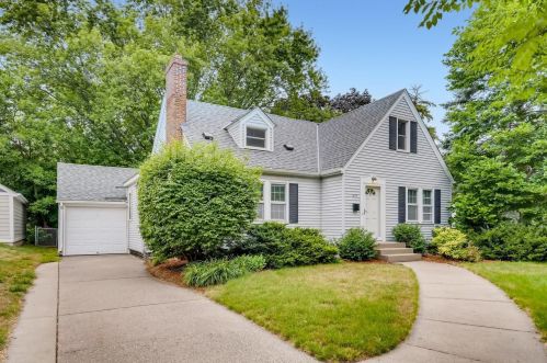 1825 Arona St, Saint Paul, MN 55113-6138