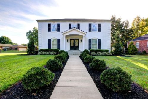 8214 Camberley Dr, Louisville, KY 40222-5535