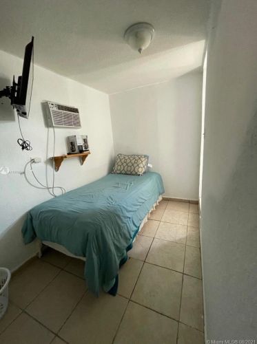 1401 29th St, Hialeah FL  33012-5551 exterior