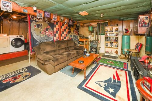 17 English Range Rd, Derry NH 03038-5323 exterior