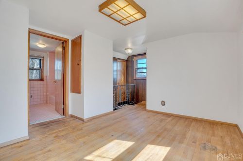 5 Ellwood Rd, East Brunswick NJ  08816-3001 exterior