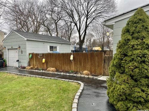 248 Woodycrest Dr, Holtsville, NY 11742-1763