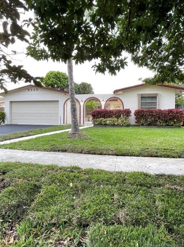 9325 24th Pl, Hollywood, FL 33024-3155