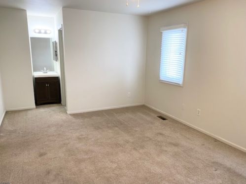 8 Plum Ct, Flemington NJ  08822-3007 exterior