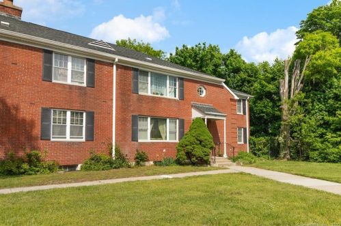 84 Oakview Cir, Bridgeport, CT 06604-2609