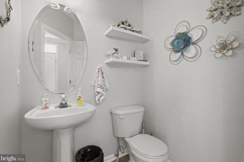 8806 Howland Pl, Bristow VA  20136-5708 exterior