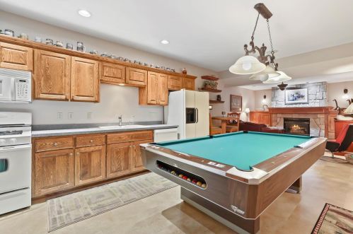 7114 Loomis Rd, Waterford WI  53185-2143 exterior