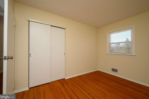 16 Gloucester Ln, Trenton NJ  08618-1006 exterior