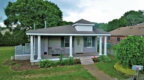 21 Overton St, Warwick, RI 02889-9712