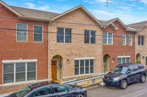 2351 Holt St, Pittsburgh, PA 15203-2409