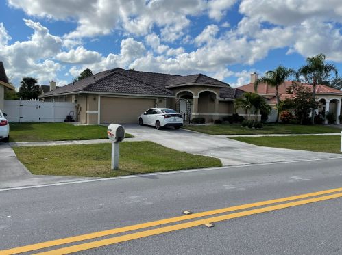 13800 Paddock Dr, West Palm Beach, FL 33414-7885