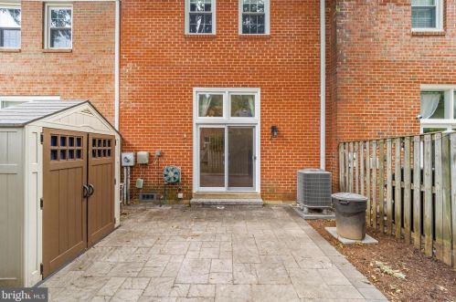 2356 Horseferry Ct, Herndon VA 20191-2733 exterior