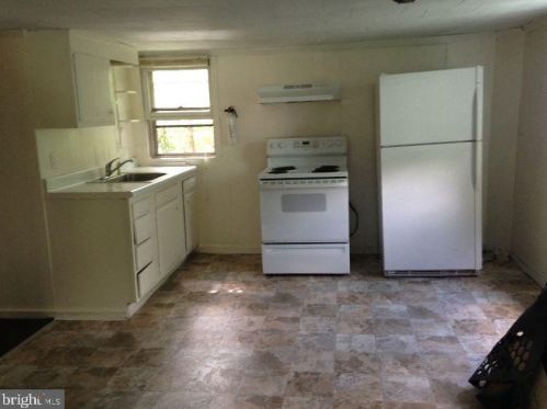 1086 Kings Hwy, Pilesgrove NJ 08098-2520 exterior