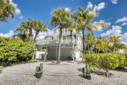 101 Eucalyptus Ct, Fort Myers Beach, FL 33931-3615