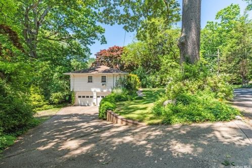 104 Hillwood Dr, Huntington Station, NY 11746-1345