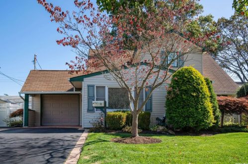 11 Rosewood Ln, North Wantagh, NY 11793-1511