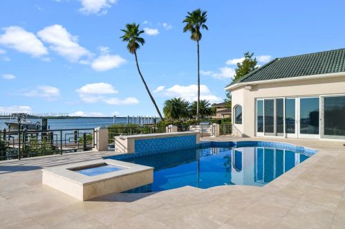 4828 Peninsula Dr, Daytona Beach FL 32127-7203 exterior