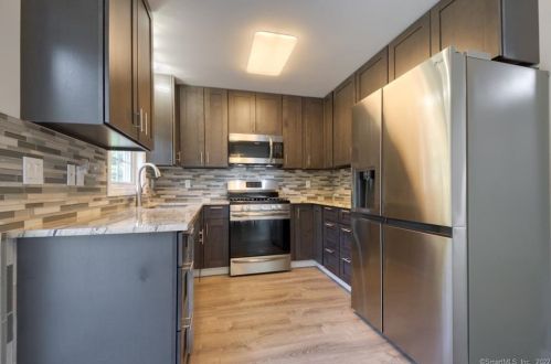 16 Olde Vlg Cir, Wallingford CT 06492-4821 exterior