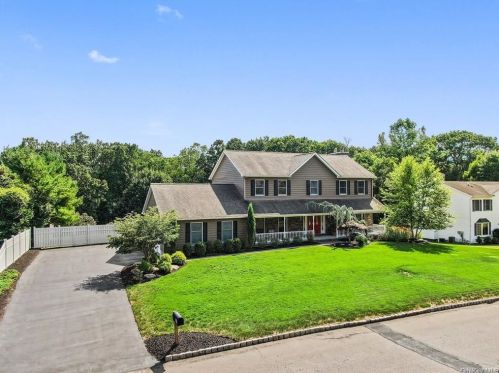 32 John F Kennedy Dr, Stony Point, NY 10980-3207