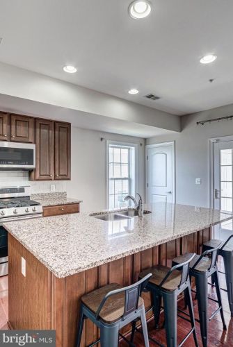 2202 Margraf Cir, Woodbridge VA  22191-4071 exterior